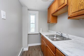 221 Lake Ave, Unit 1 in Manchester, NH - Foto de edificio - Building Photo
