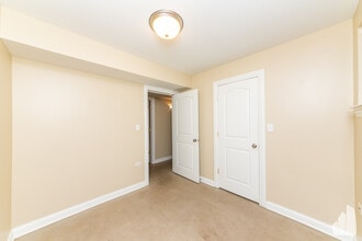 1124 W Roscoe St, Unit G in Chicago, IL - Building Photo - Building Photo