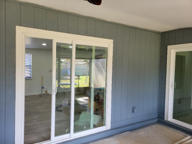 111 Francis Dr NE in Port Charlotte, FL - Foto de edificio - Building Photo