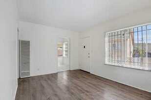 103 E Tamarack Ave in Inglewood, CA - Building Photo