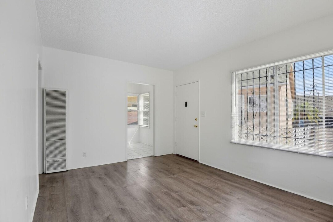 103 E Tamarack Ave in Inglewood, CA - Building Photo
