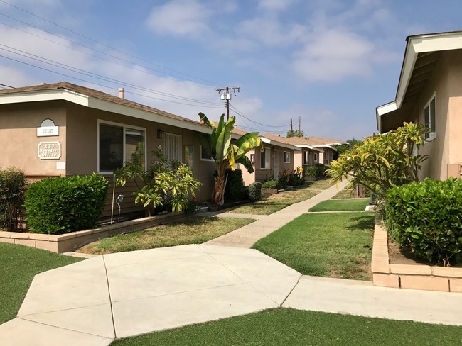 203-247 S Monte Vista St in La Habra, CA - Foto de edificio - Building Photo