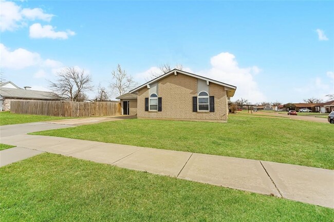 1061 NW 2nd St in Moore, OK - Building Photo - Building Photo