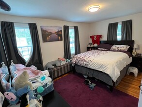 196 Gibbs St, Unit 1 in Newton, MA - Building Photo - Building Photo
