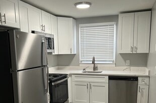 Manchester Main Apartments in Manchester, CT - Building Photo