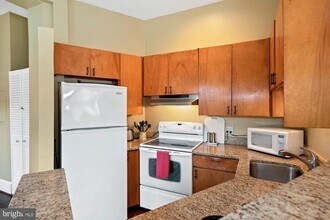1755 18th St NW, Unit 100 in Washington, DC - Building Photo - Building Photo