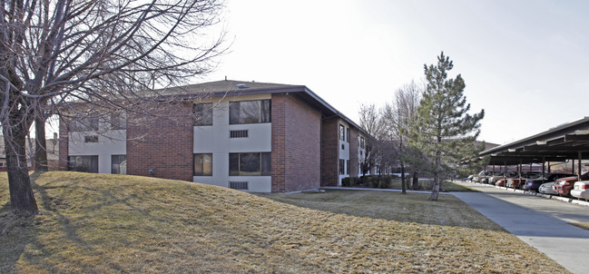 South Lake Villa Apartments in Salt Lake City, UT - Building Photo - Building Photo