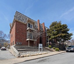 Westport Plaza Apartments in Kansas City, MO - Foto de edificio - Building Photo