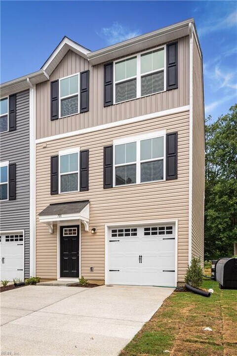 701 Lakeview Cove in Smithfield, VA - Building Photo