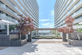 40-28 College Point Blvd, Unit 1505 in Queens, NY - Foto de edificio - Building Photo