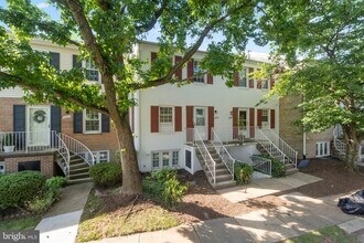 14419 St Germain Dr in Centreville, VA - Foto de edificio - Building Photo
