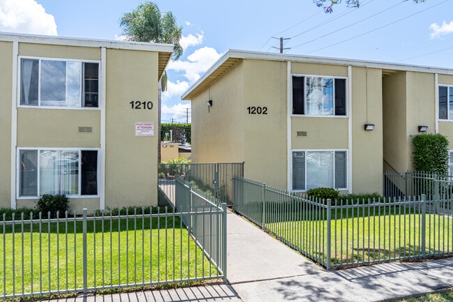 Borchard Apartments in Santa Ana, CA - Foto de edificio - Building Photo