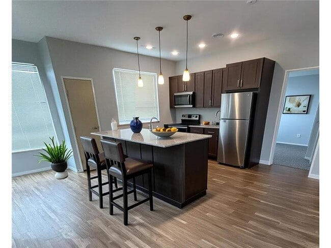 1901 Pirate Dr in Crookston, MN - Foto de edificio - Building Photo