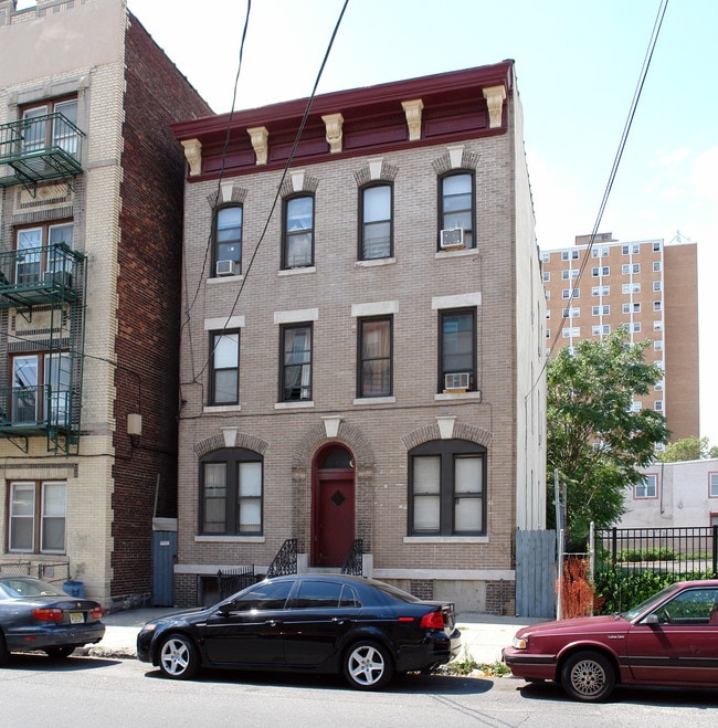 6207 Palisade Ave in West New York, NJ - Building Photo - Building Photo