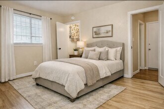 10818 Long Gate Dr in Houston, TX - Building Photo - Building Photo