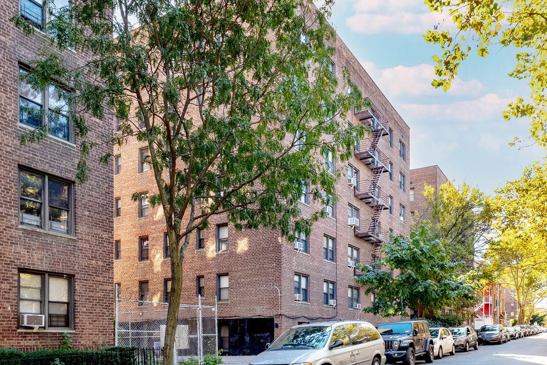 10218 64th Ave in Forest Hills, NY - Building Photo