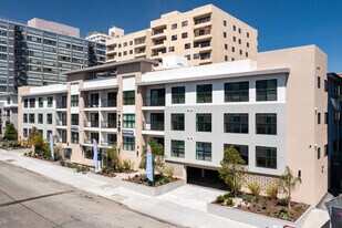 Hollywood Regis Condominiums in Los Angeles, CA - Building Photo