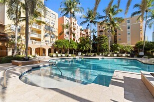 19655 E Country Club Dr in Miami, FL - Building Photo