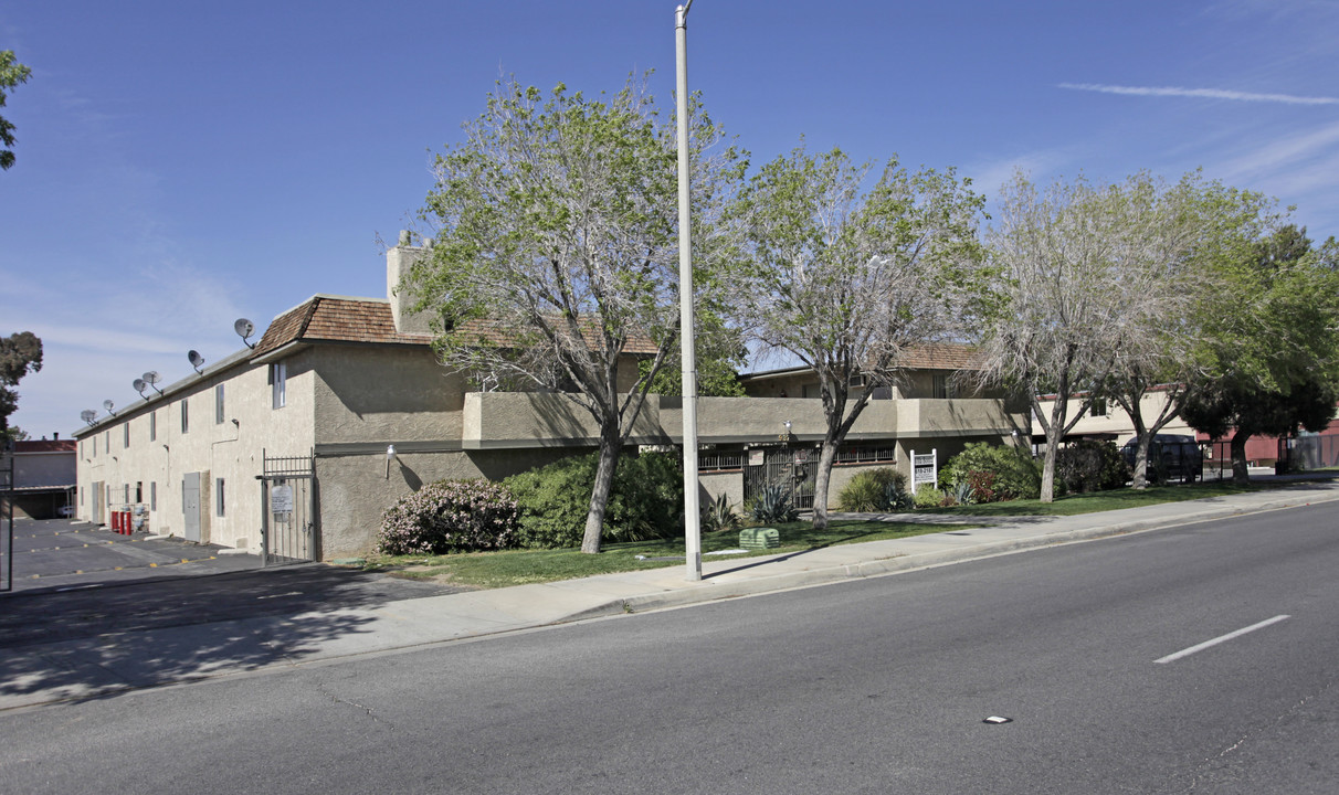 Villa Bonita in Palmdale, CA - Building Photo