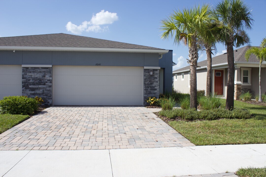 6041 Timberdale Ave in Wesley Chapel, FL - Building Photo