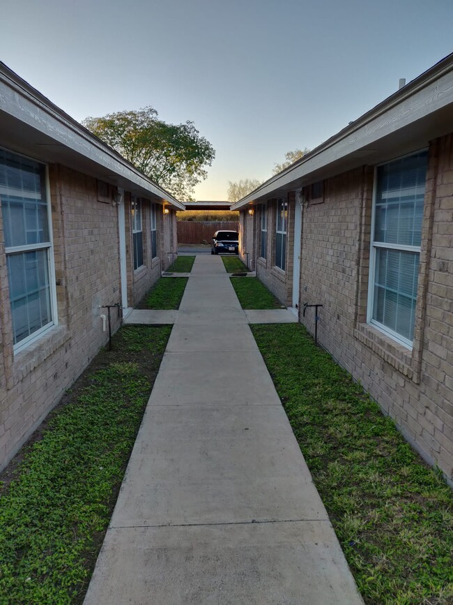 2013 El Mundo Dr, Unit A in Edinburg, TX - Foto de edificio - Building Photo