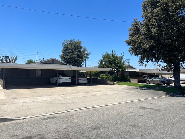 Charming 1 Bedroom unit, completely remodeled with In-Unit Washer/Dryer! in Orange, CA - Building Photo - Building Photo