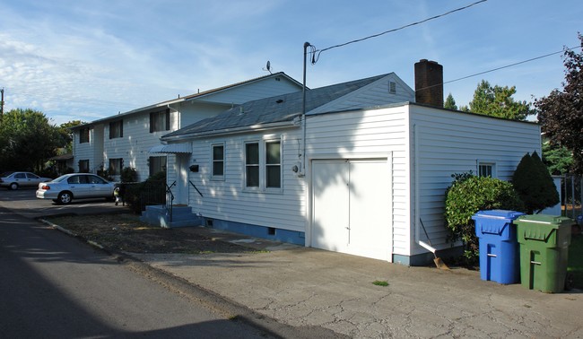 1935 Center St NE in Salem, OR - Foto de edificio - Building Photo