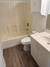 1055 Bismarck Rd in Punta Gorda, FL - Foto de edificio - Building Photo