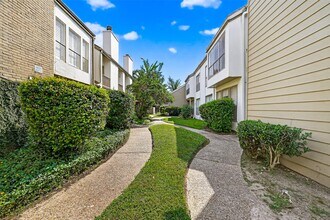 2100 Tanglewilde St in Houston, TX - Foto de edificio - Building Photo