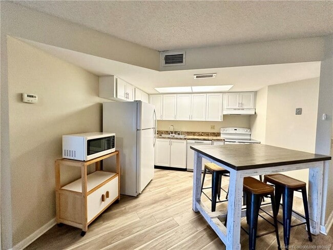 2041 NE Collins Cir in Jensen Beach, FL - Building Photo - Building Photo