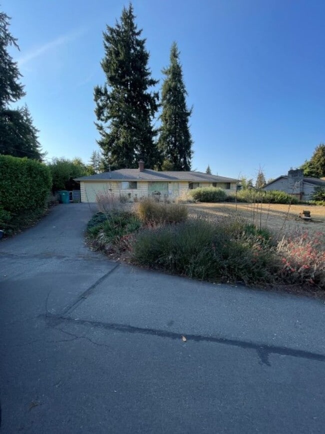 15541 Palatine Ave N in Shoreline, WA - Building Photo - Building Photo