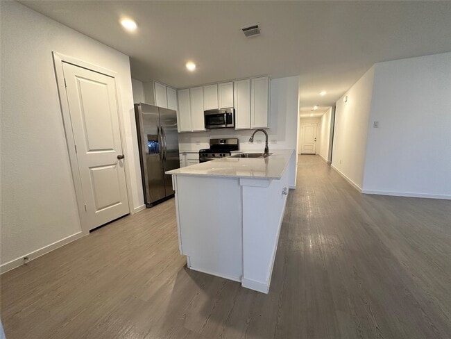 210 Amy St in Angleton, TX - Building Photo - Building Photo