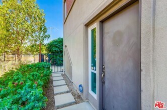 2700 E Chaucer St in Los Angeles, CA - Building Photo - Building Photo