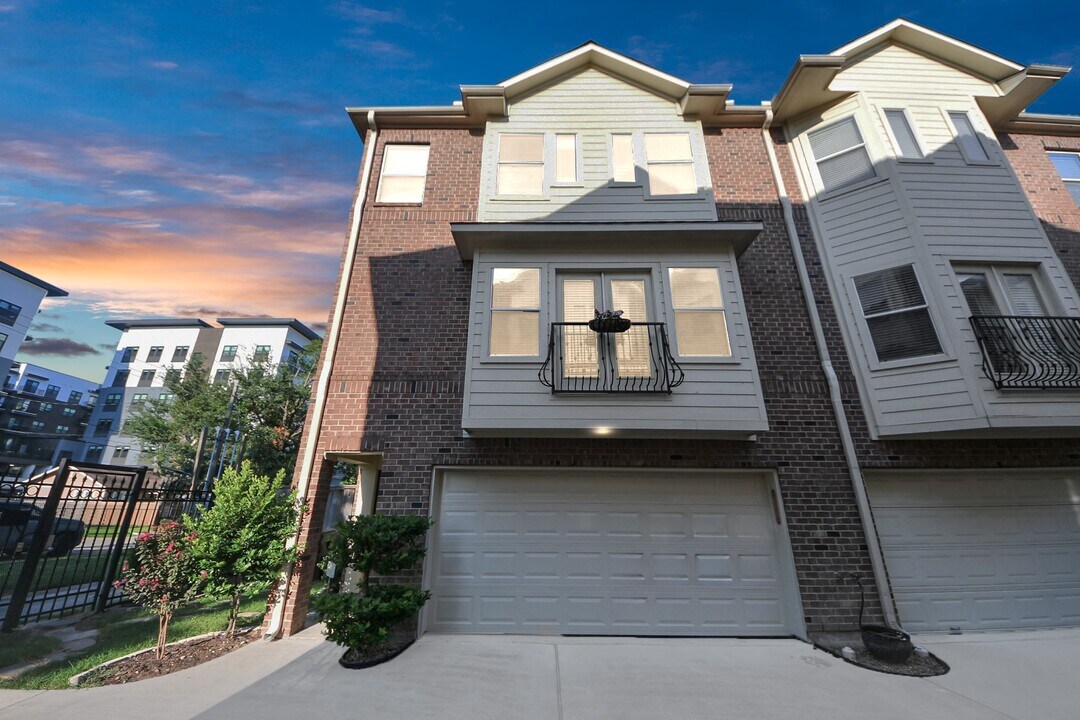 911 W 21st St in Houston, TX - Building Photo