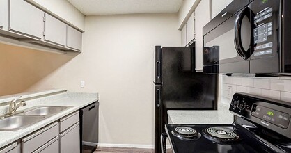 Brooksfield Apartments in San Antonio, TX - Foto de edificio - Building Photo