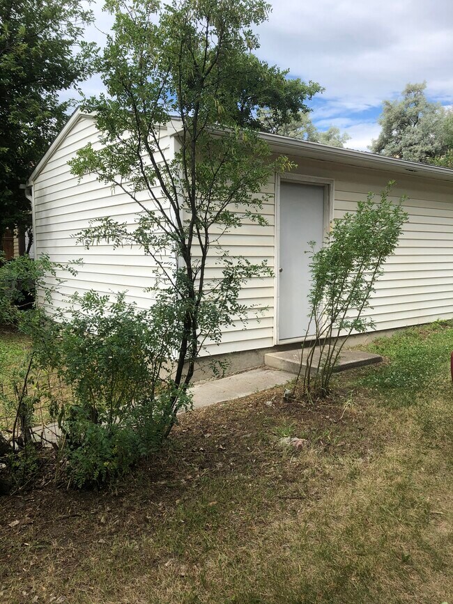 203 Montana Ave in Shelby, MT - Foto de edificio - Building Photo