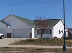 5712 Bishops Blvd in Fargo, ND - Building Photo - Building Photo