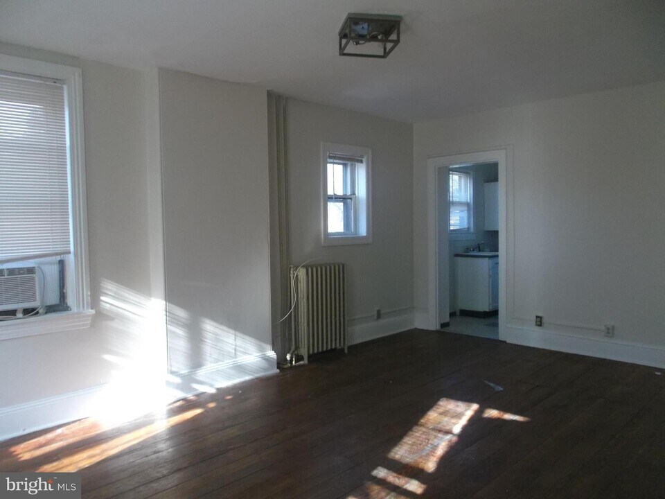 15 W Union St-Unit -4 in Burlington, NJ - Building Photo