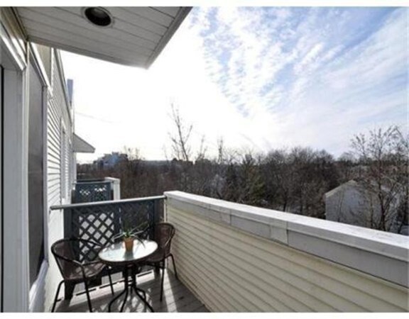 218 Thorndike St, Unit 1 in Cambridge, MA - Building Photo - Building Photo