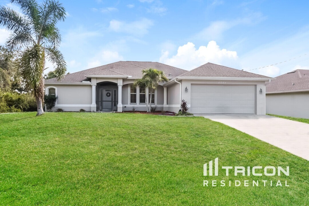 8284 Caruso Ln in North Port, FL - Foto de edificio