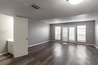 La Plaza in El Paso, TX - Building Photo - Interior Photo