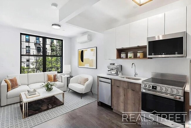 Lexington Avenue, Unit 1B