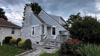 220 Grand Ave in Freeport, NY - Building Photo