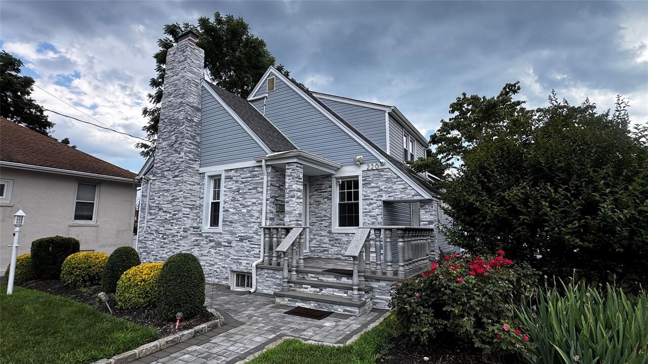 220 Grand Ave in Freeport, NY - Building Photo