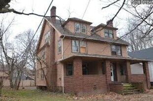 14422-4 Lee Blvd in Cleveland Heights, OH - Building Photo