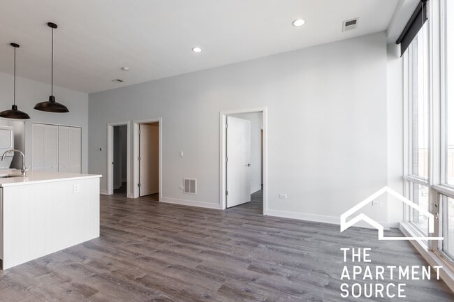 2247 W Lawrence Ave in Chicago, IL - Building Photo - Building Photo