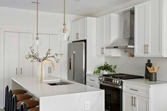 98 Bennington St, Unit 2 in Boston, MA - Foto de edificio - Building Photo