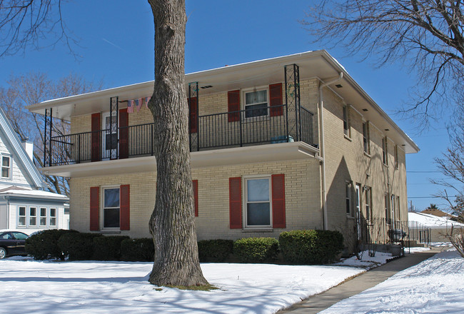 3744 S Howell Ave in Milwaukee, WI - Foto de edificio - Building Photo