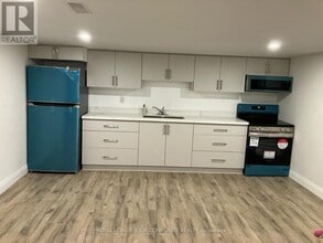 132 Don Mor Dr in Newmarket, ON - Building Photo - Building Photo