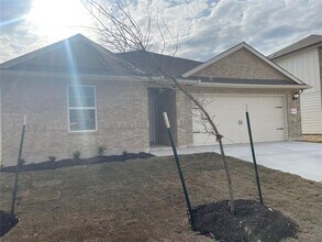404 Grasslands Trl in Hutto, TX - Building Photo - Building Photo
